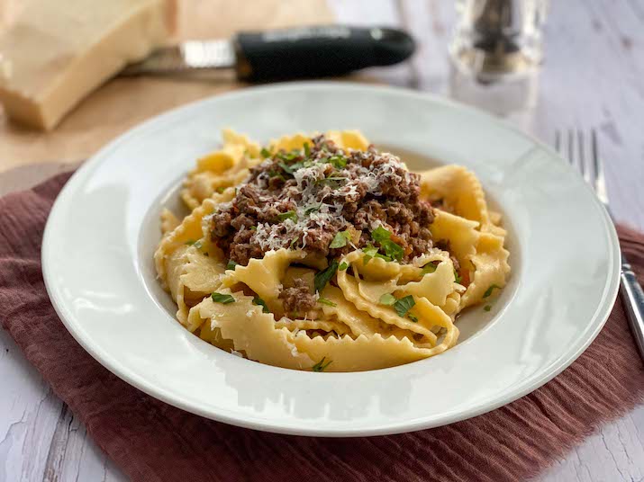 https://www.italiankitchenconfessions.com/wp-content/uploads/2020/09/Pappardelle-Pasta-made-from-scratch-1.jpg