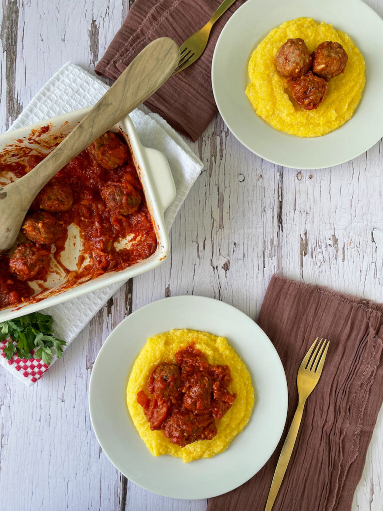 Polpette al sugo over polenta