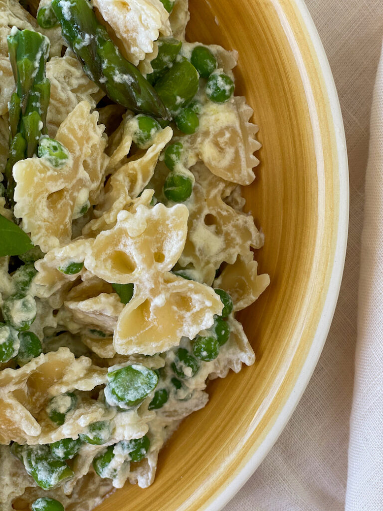 Pasta ingr Ricotta pea pasta with asparagus in a large bowl