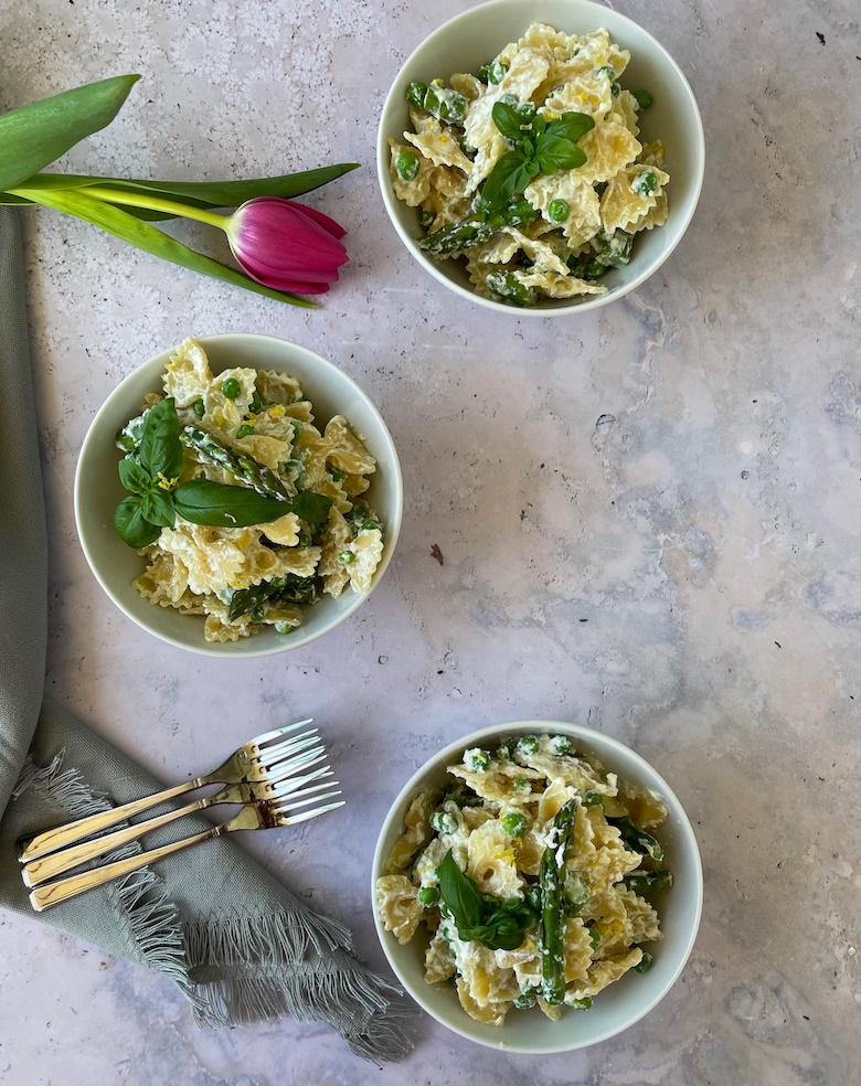Pasta ingredients for Ricotta pea pasta with asparagus in 3 small bowls