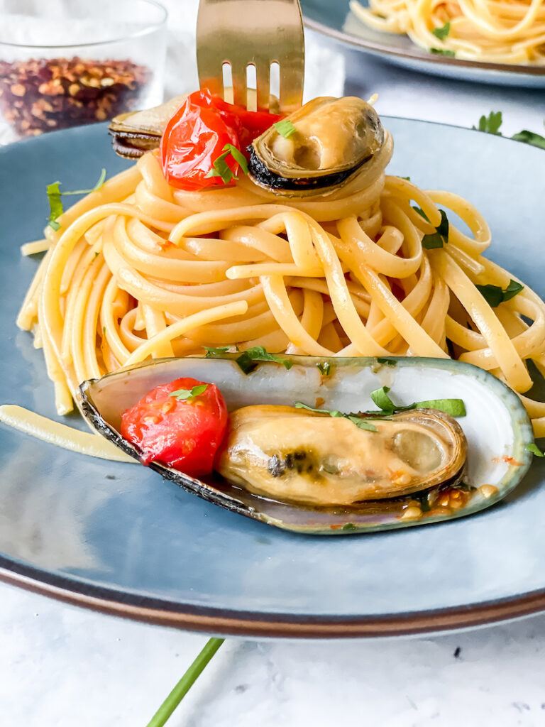 close of of mussels spaghetti twirl