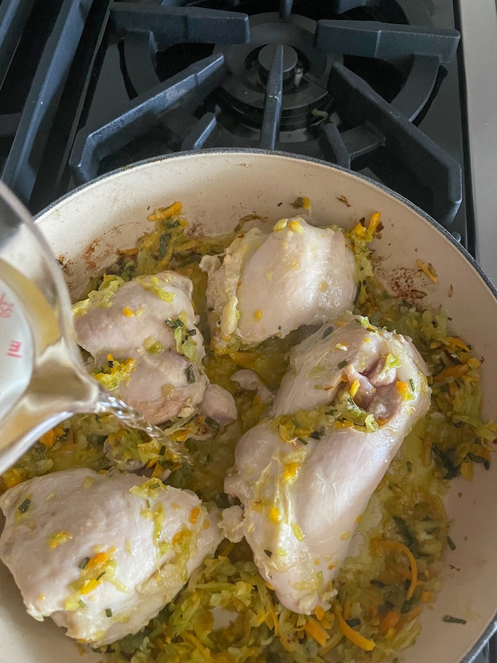 Deglazing chicken with white wine