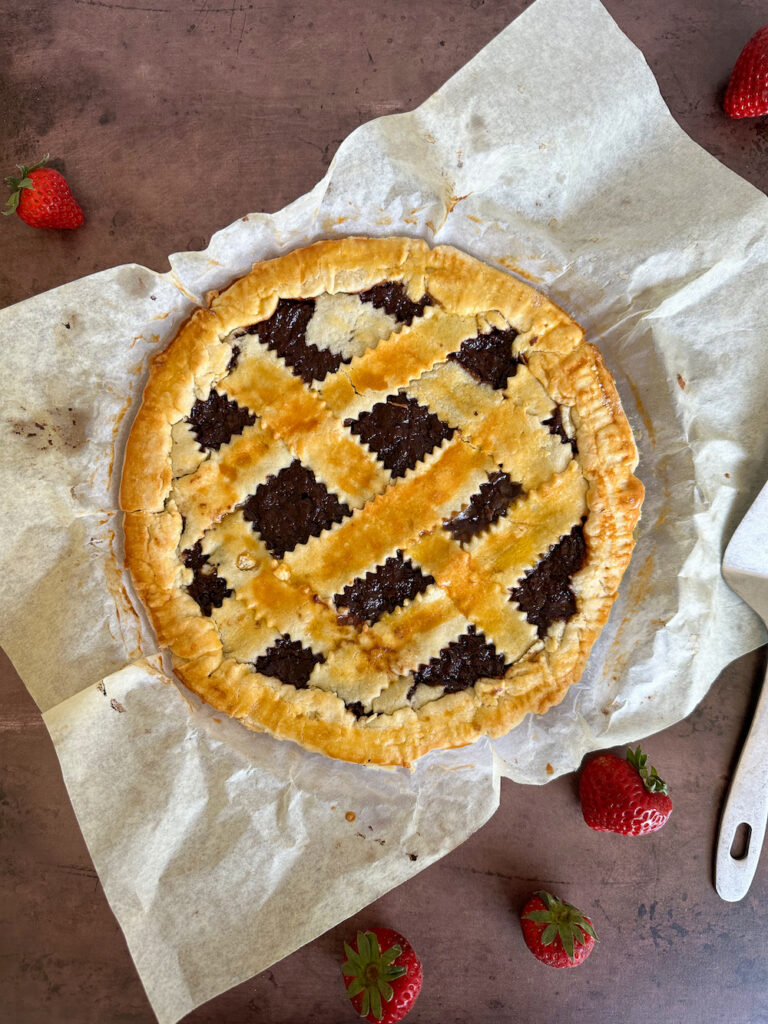 Crostata di marmellata on baking paper
