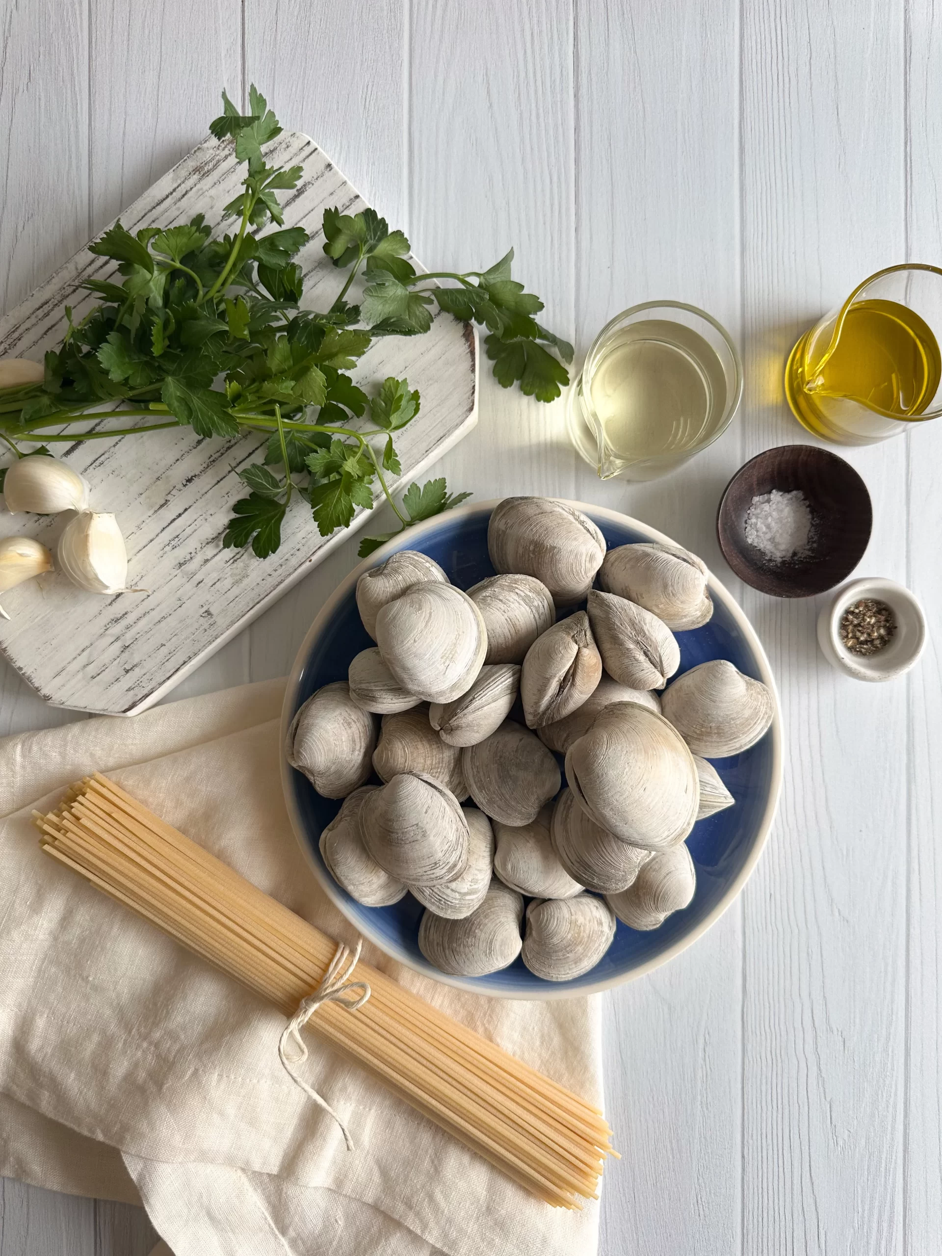 Ingredients for spaghetti with clams