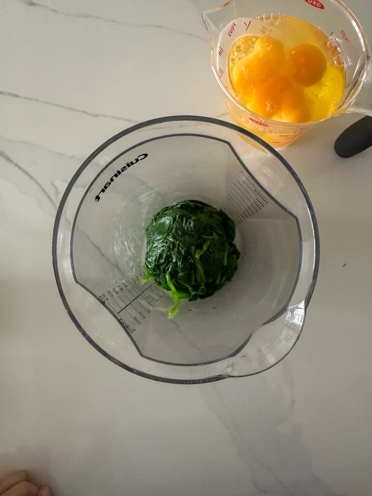 Squeezed spinach in a blender with eggs