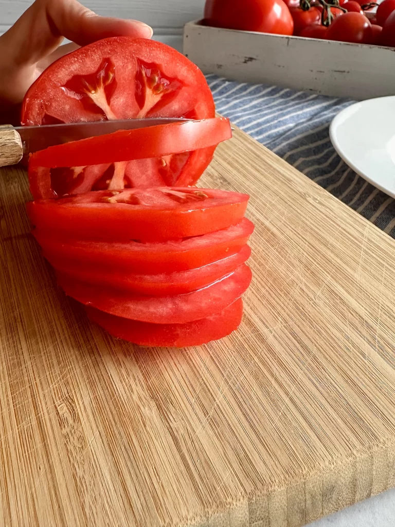 Slicing tomatoes