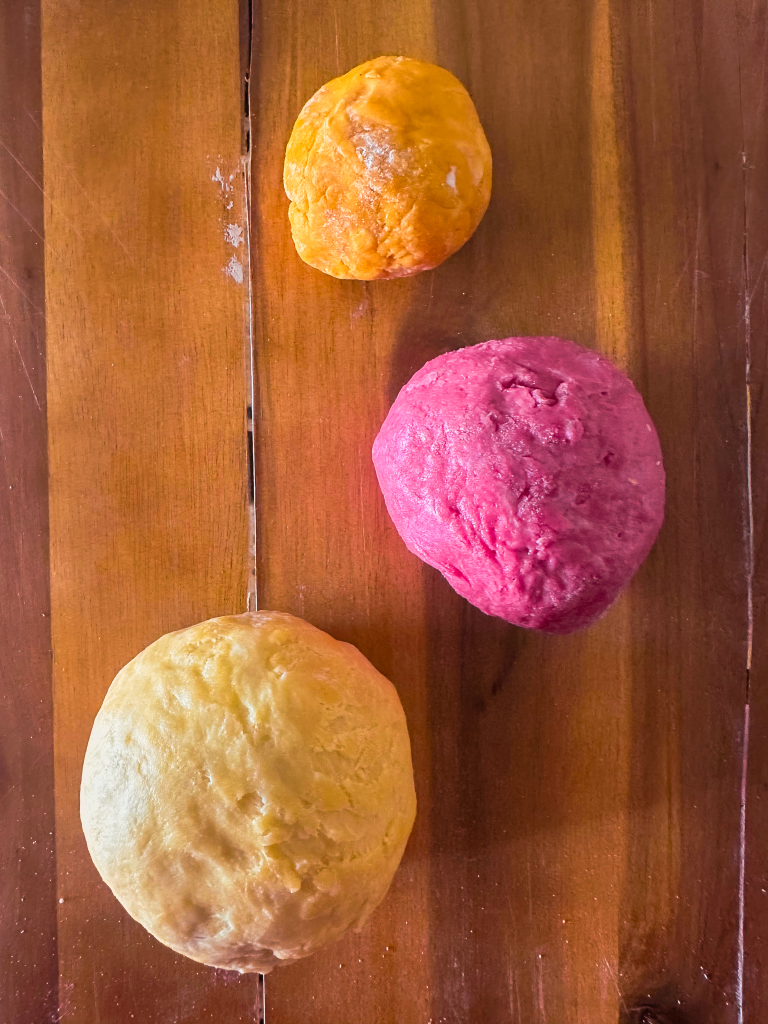 Colored pasta dough for sorpresine using natural dyes